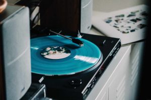 THE SCORE’S RETRO PLAYLIST: A TRIBUTE TO INDIE CLASSICS